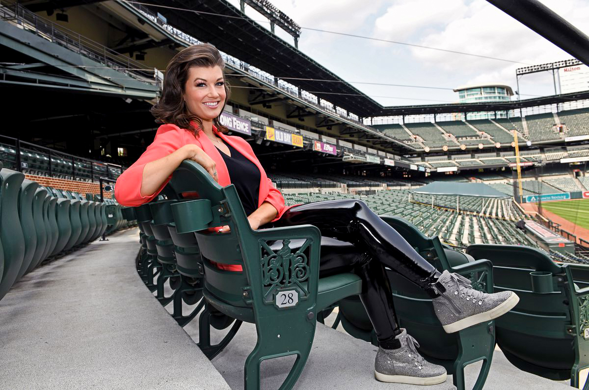 FOS's tweet photo. History for MLB broadcasting 🎙

Next week, Orioles-Rays will feature an all-female broadcast team — the 1st in MLB history.

- Melanie Newman, Play-by-Play
- Alanna Rizzo, On-Field Analyst
- Sarah Langs, Booth Analyst
- Heidi Watney, Anchor
- Lauren Gardner, Anchor

h/t @nytimes https://t.co/aALptLkE7V