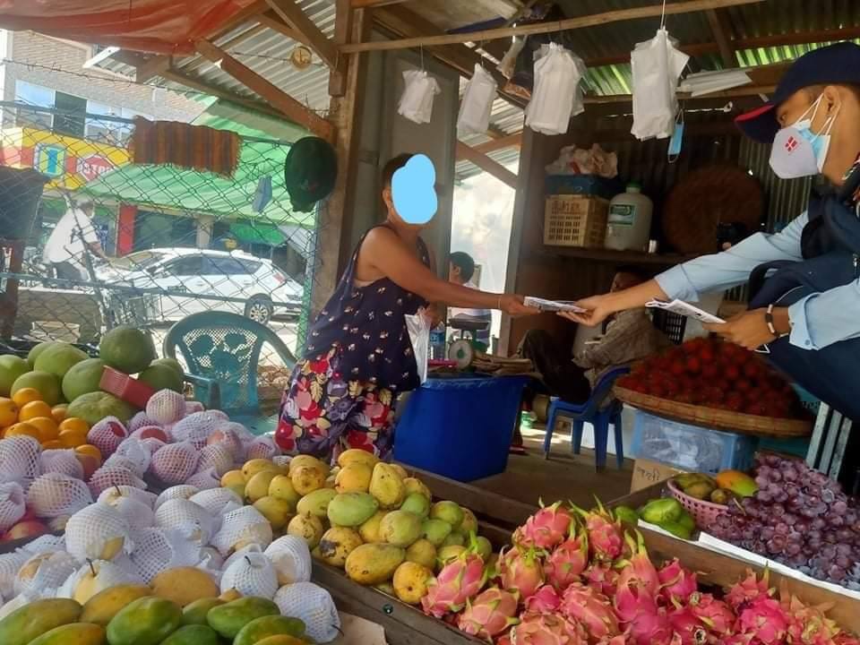 fightergirlLay's tweet photo. A campaign was held by pro-democracy youths from Tharketa, Yangon, by distributing pamphlets about COVID19. "ပြည်သူက ပြည်သူကို စောင့်ရှောက်ပါ" #July15Coup #WhatsHappeningInMyanmar  #MyanmarCovidSOS https://t.co/3Nqzfd9DRE