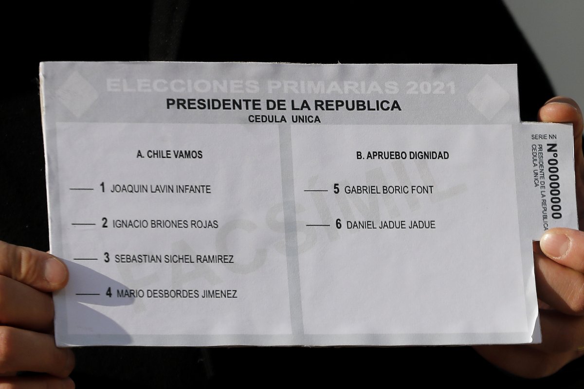 Un voto de las elecciones primarias presidenciales es fotografiado durante un llamado del Gobierno a sufragarDragomir Yankovic/Aton Chile