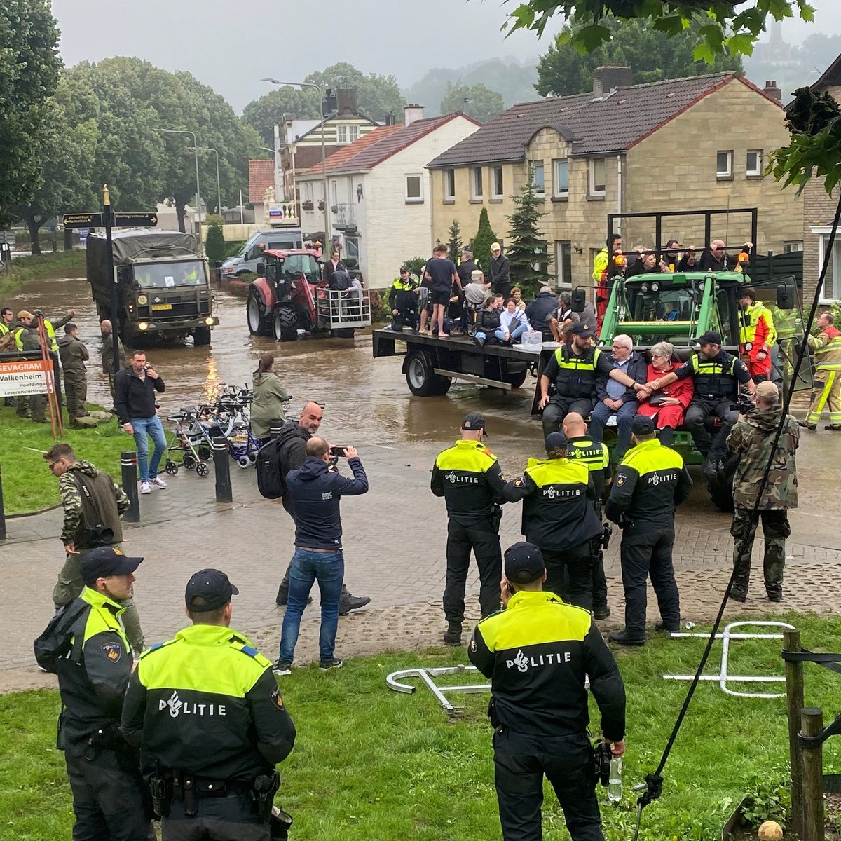 Ondertussen ook een enorm diepe buiging en dankwoord richting alle brandweerlieden, politie, militairen en alle andere mensen die al de hele dag iedereen in het rampgebied helpen en evacueren ❤️❤️❤️

#liefdevoorlimburg #limburg