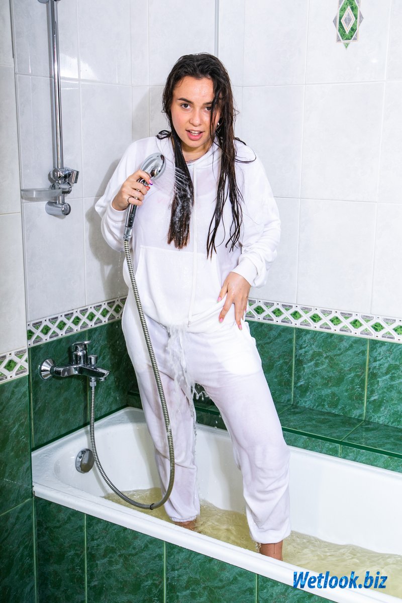 BizWetlook's tweet photo. https://t.co/HlnwyIqJpZ
#wetlook #showerfun #shower #fullyclothes #wetting #Bath #wam https://t.co/PUj6Y4n4Vy
