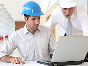 Рабочие на предприятии. Подготовка специалистов инженеров. Работник производства. Человек в белой каске. Совещание инженеров.