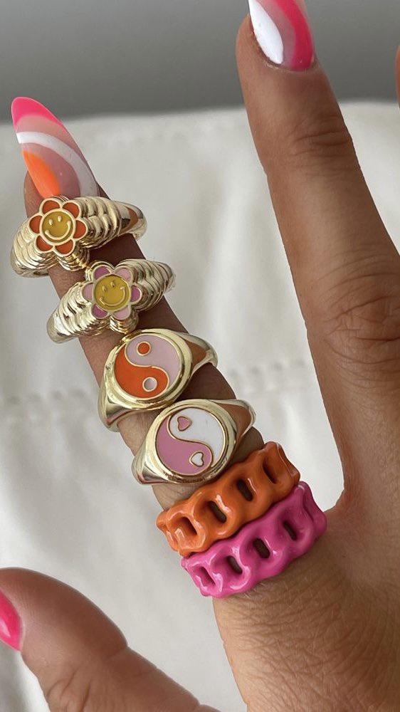 Talk about summer mani and ring goals🧡💗 evryjewels.com/collections/ri…