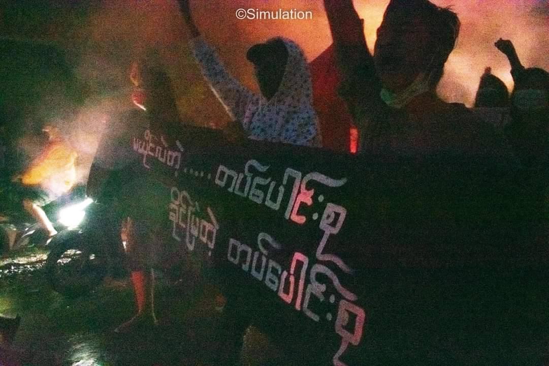 fightergirlLay's tweet photo. Mandalay-Allied Night Strike protest against the military dictatorship in the rain. #MyanmarCovidSOS #July15Coup #WhatsHappeningInMyanmar https://t.co/3e5M5wQkaf