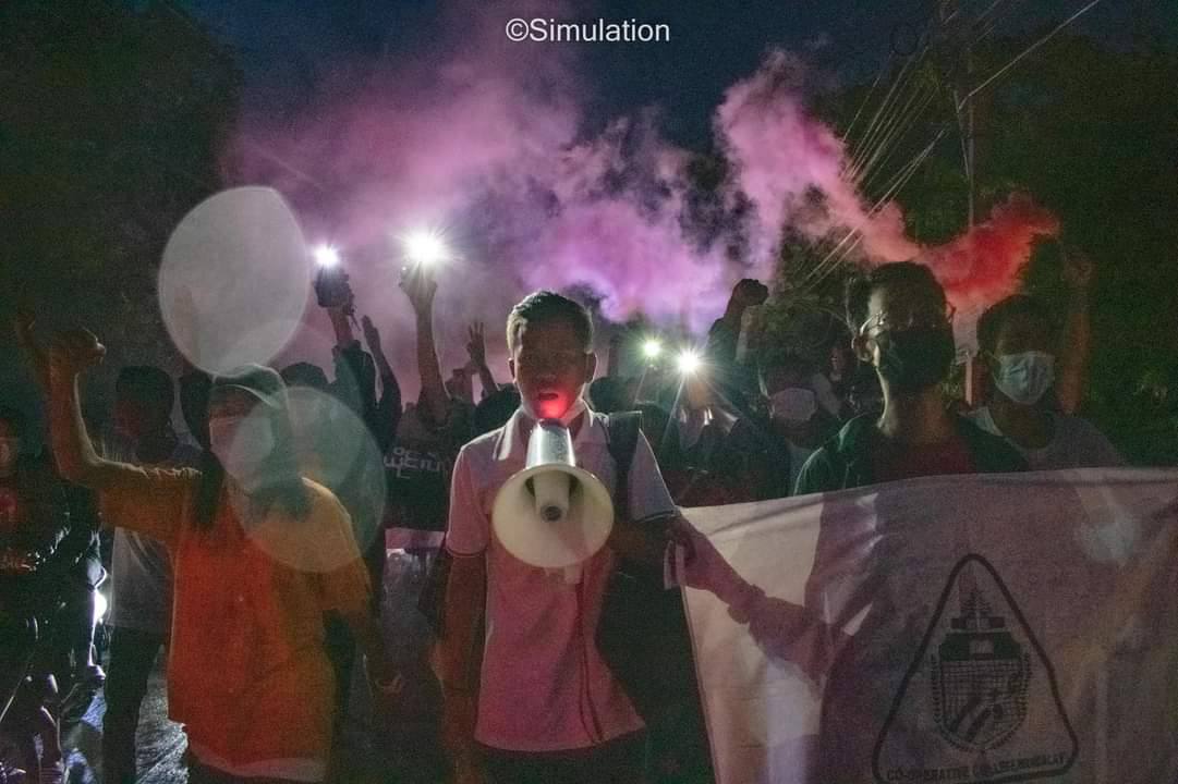 Mandalay-Allied Night Strike protest against the military dictatorship in the rain. #MyanmarCovidSOS #July15Coup #WhatsHappeningInMyanmar