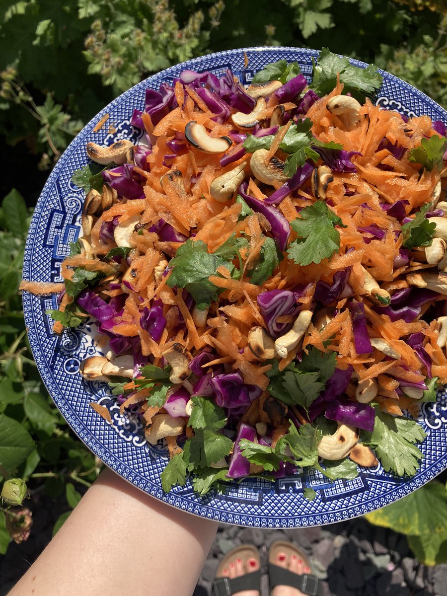 On the BBQ today 🔥 spiced yoghurt cauliflower and mango, masala mushroom sausages (serving in mini garlic naans), carrot, coriander and toasted cashew salad #vegan