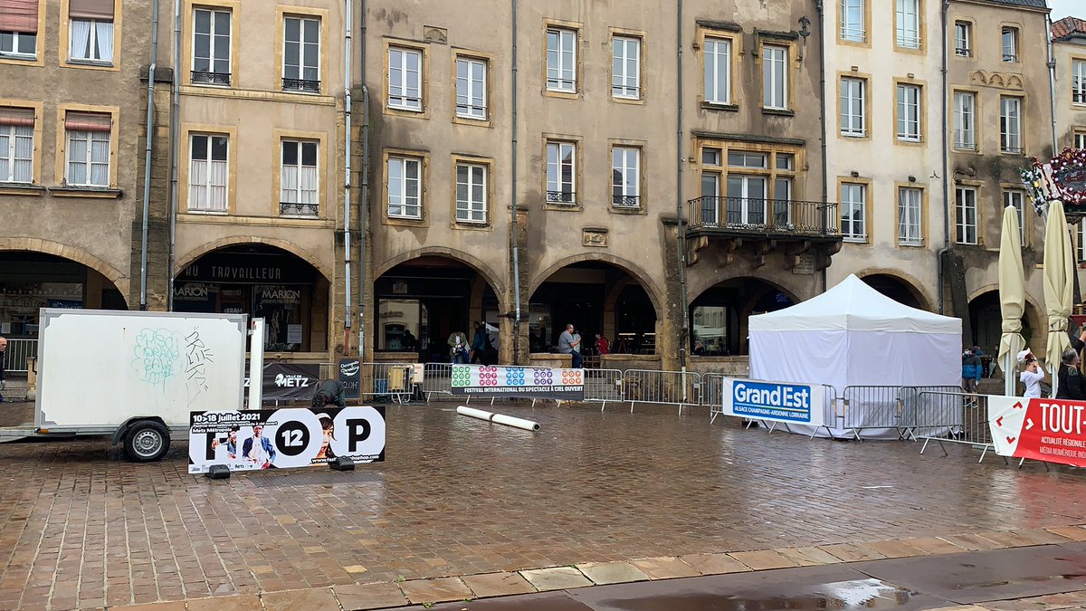 FestHopHopHop's tweet image. La place Saint-Louis se prépare…