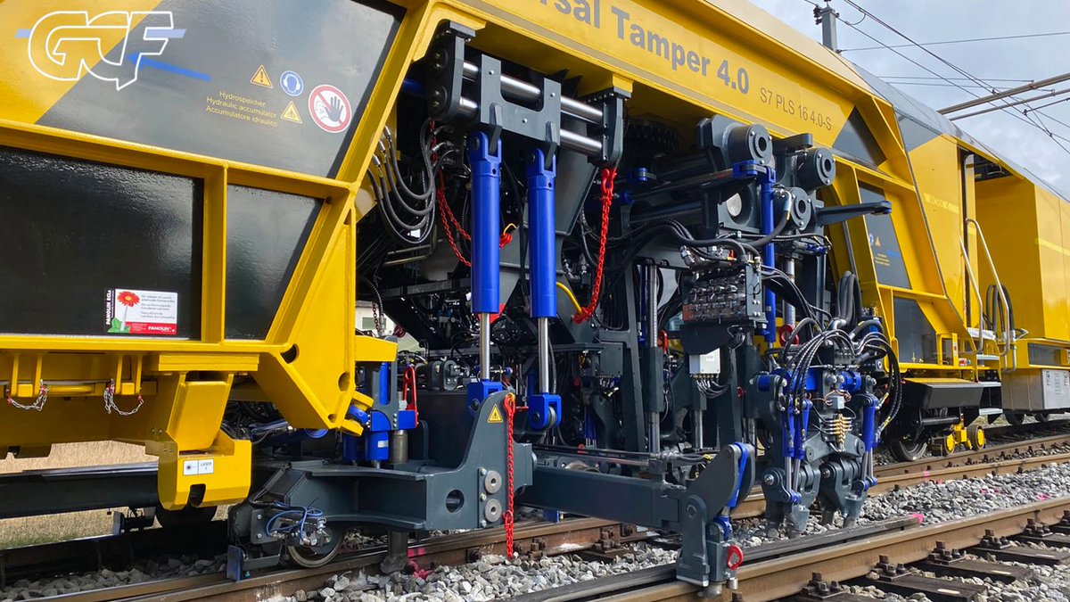 GCF_railways's tweet photo. Unica in Italia, arriva in #GCF_railways l'Universal Tamper Machine PLS 16 4.0, rincalzatrice di punta prodotta da System7. Nel settore manutenzione ferroviaria il parco macchine è di oltre 670 mezzi, con oltre 12.000KM di ferrovia manutenuti in 10 anni. https://t.co/nH1ySrhpFC https://t.co/kFc9NeSJBj