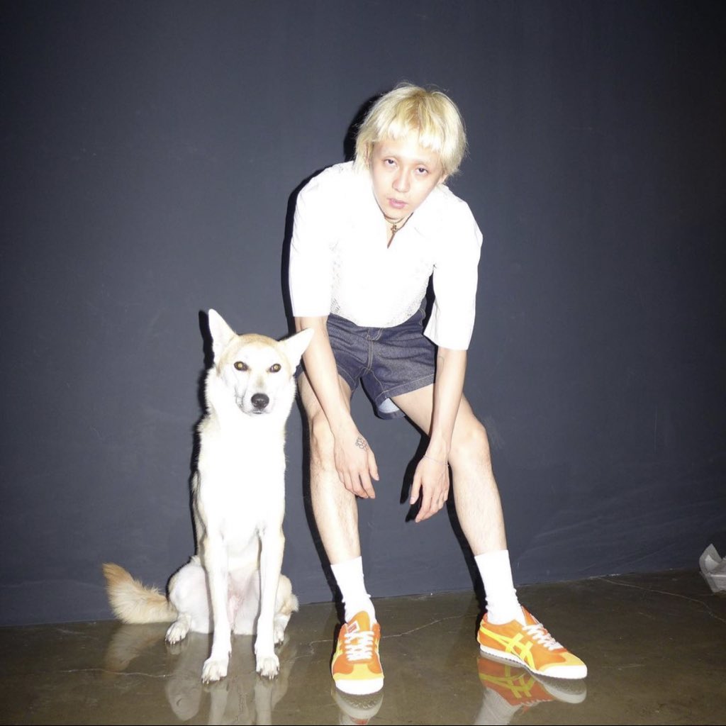 SLEIGHTHOUND's tweet image. ㅤ

     ⌇DAWN posted at 10:40p.m.

　　it’s never too late for a simple
　　photoshoot, even if it’s just
　　with your pet at home.

　　#GWModels

ㅤ