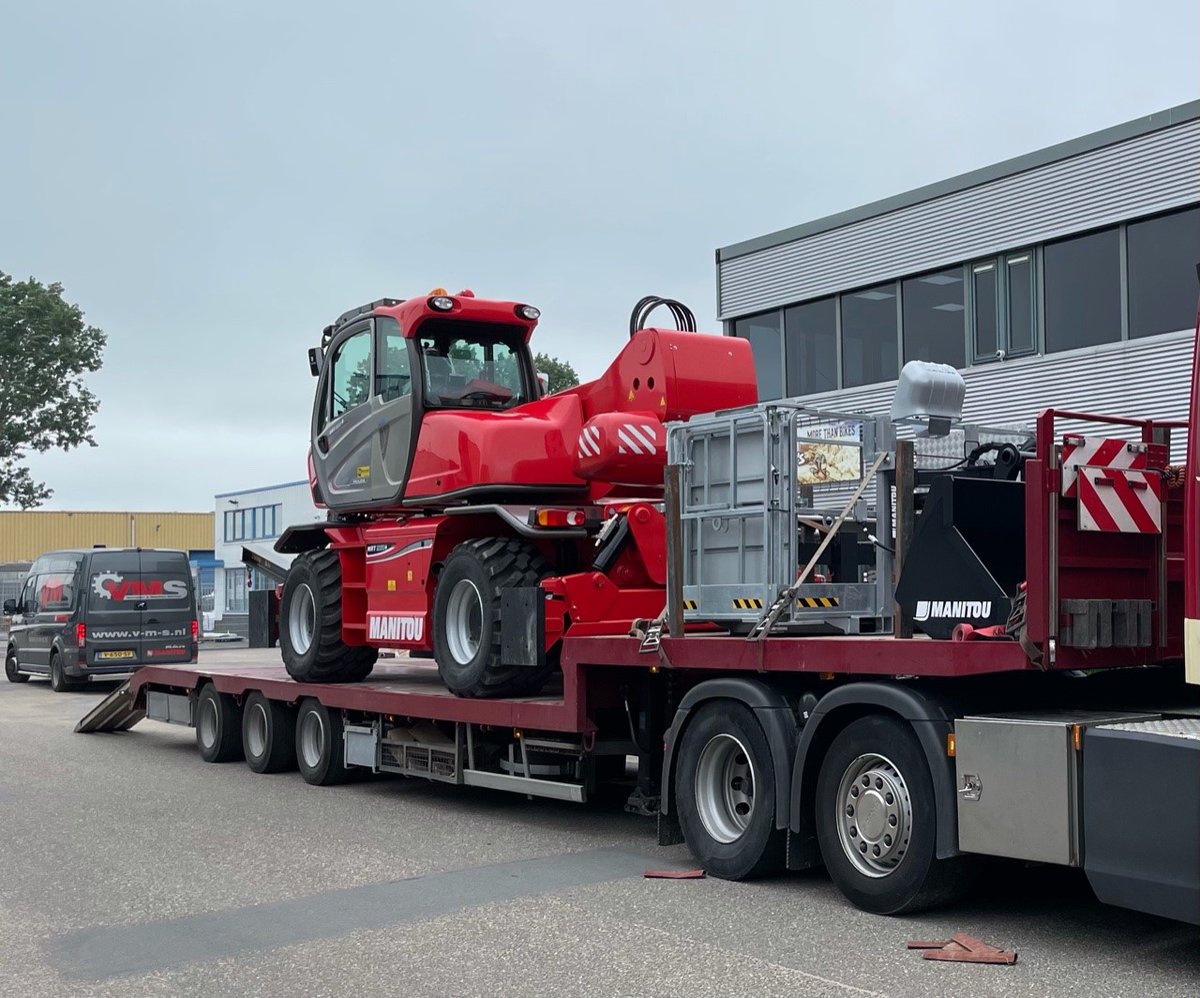 vmsverreiker's tweet photo. We hebben weer een bouwbedrijf blij gemaakt met deze mooie, veelzijdige en compleet uitgeruste @Manitou MRT 2150 P+. We wensen Rob en zijn collega’s veel veilige en plezierige werkuren met deze populaire roto Manitou! Zie ook https://t.co/NuiUjtWWgu https://t.co/rBv5K3WGbY