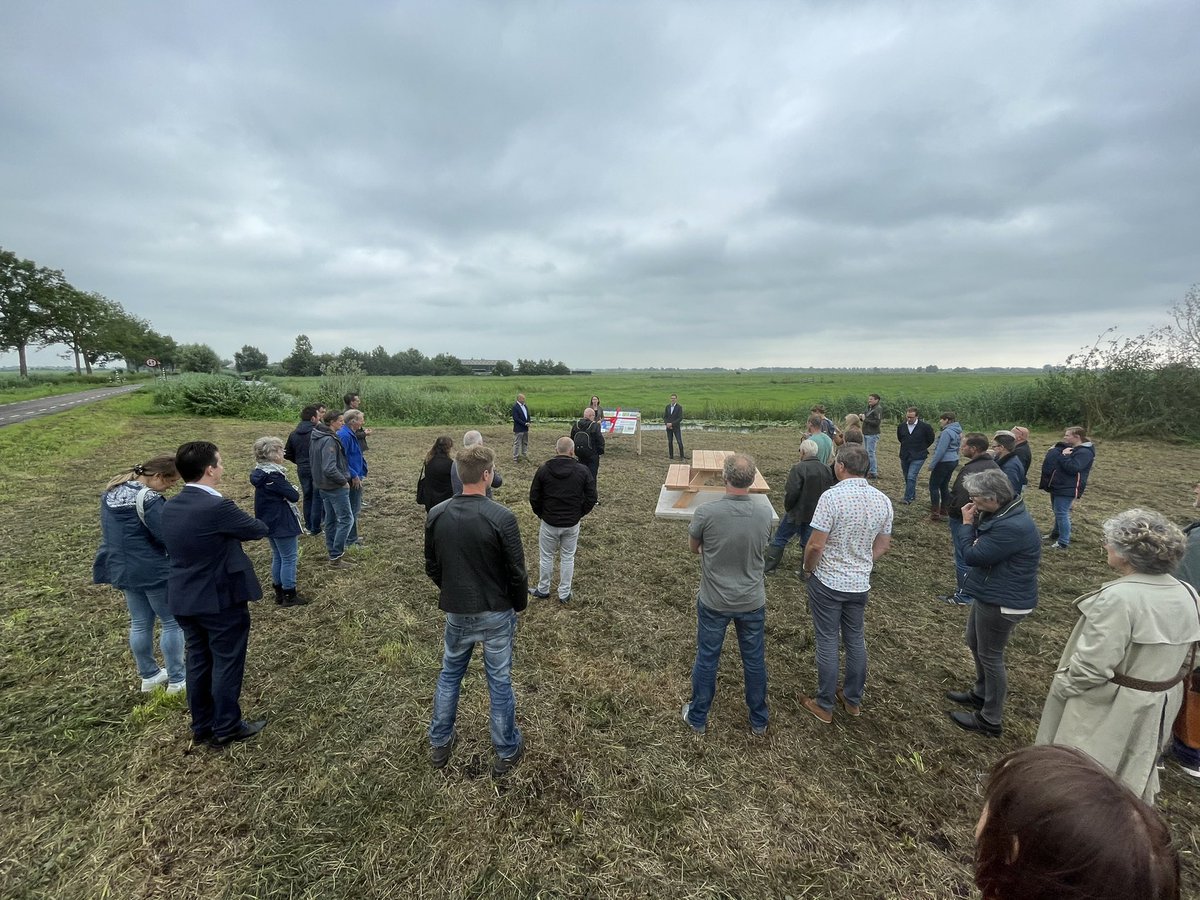 DerkBoswijk's tweet photo. Nu bij onthulling door @HankeBruinsSlot van een informatie bord over hoe een coöperatie van 25 boeren die ism met de overheden bodemdaling tegen gaan. 

In deze vorm van samenwerking geloof ik echt. https://t.co/yd1dMsdwFB