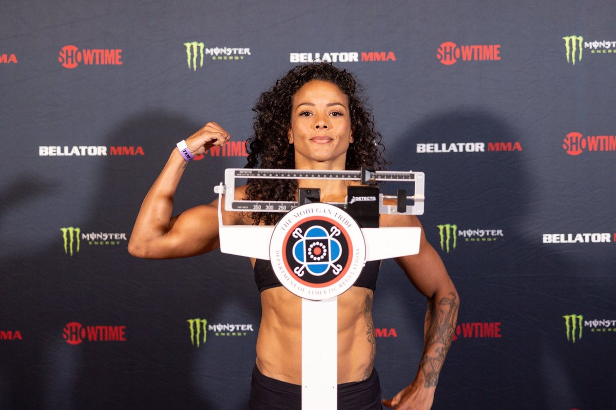 mmapit9's tweet photo. La campeona de las 125 libras de @BellatorMMA, @JuVelasquezMMA marcó sin problemas 125 libras y la retadora @Denisekielholtz marcó   124 libras haciendo oficial la pelea estelar de mañana.
#mma #wmma #BellatorMMA #Bellator262 #flyweightchampionship https://t.co/OfOlJO2Z56