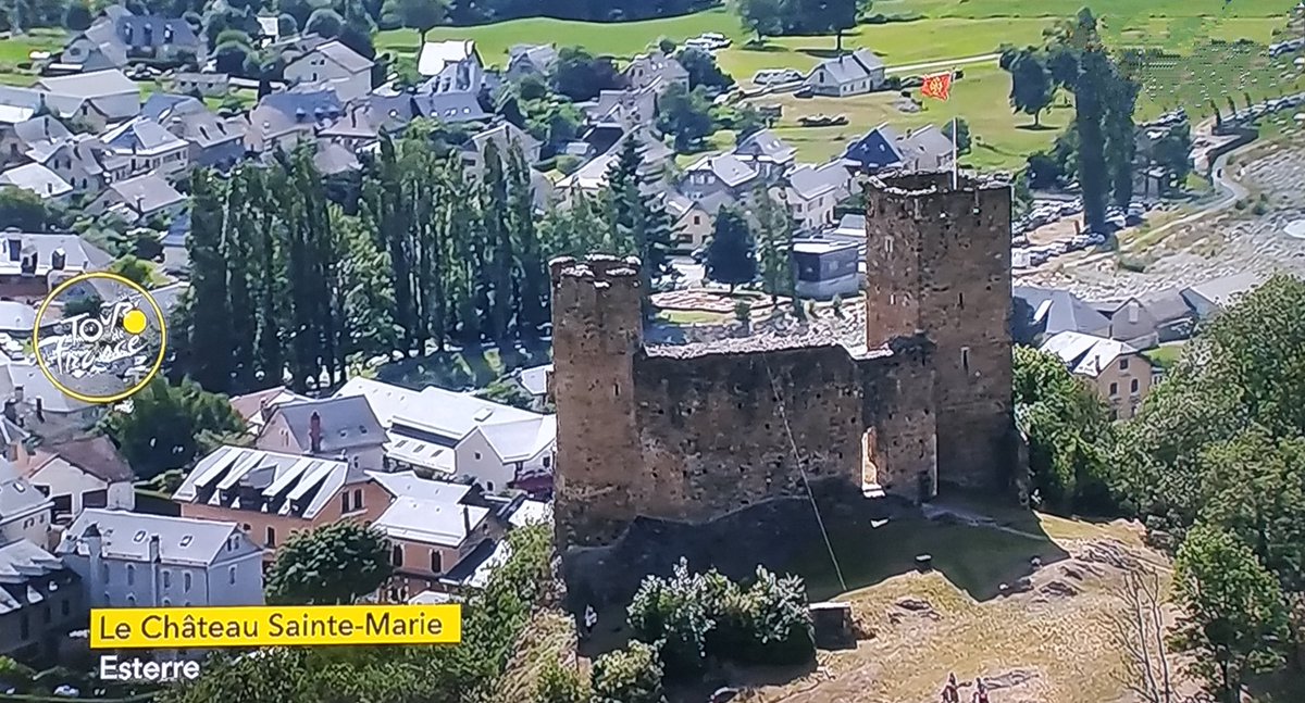 Turista De La Vuelta Chateau Sainte Marie Esterre Construido En El S Xi Por El Conde De Montblanc Para Vigilar Los Bandidos Que Llegaban De Espana En 19 Se Firma Un Contrato