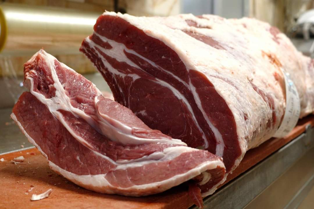 CLeoneses's tweet photo. 💬 Para la ternura de la carne  y su posterior elaboración, es muy importante un buen corte así el filete conserva toda su jugosidad.
.
.
#leonesp #productodeleon #carnicerialeon #carne #carniceria #carnedepotro #carnedebuey #quesos #embutido #embutidodeleon #pollodecorral https://t.co/iDsUkXKmQm