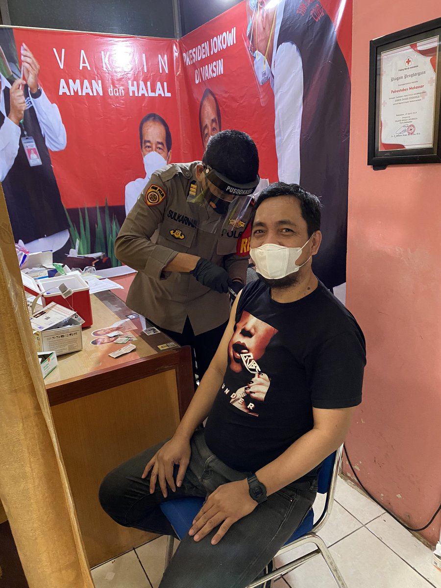 ikoMd's tweet photo. Tadi siang vaksin kedua, ikhtiar untuk kesehatan dan kebaikan, langsung ditangani oleh beliau, terima kasih banyak pak pres andalanku @suldgkulle @RedGank_PSM #redgank https://t.co/FNP6Lrn3bl