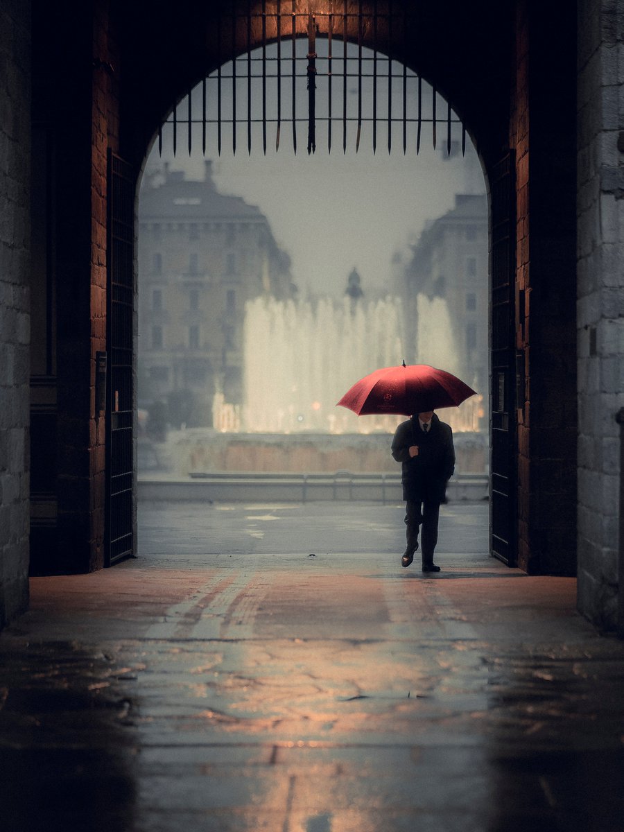 simomass__'s tweet photo. Classic in red #streetphotography #cinematic #NFTCommunity #nftphotography https://t.co/3RgsIRrqlo