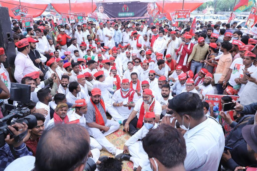 yadavakhilesh's tweet photo. आज प्रदेश भर में नाकाम भाजपा सरकार की जनादेश की ‘चुनावी-चोरी’, चंदा-चोरी, कोरोना-बदइंतज़ामी, किसान व नारी-उत्पीड़न, बेक़ाबू महँगाई, रिकार्ड बेरोज़गारी, ठप्प काम-धंधे के ख़िलाफ़ किए गए सपा के प्रदर्शन में मिला अभूतपूर्व समर्थन बता रहा है कि 2022 में ‘आ रही है सपा और भाजपा सफ़ा’। https://t.co/S0RRAbmvDE
