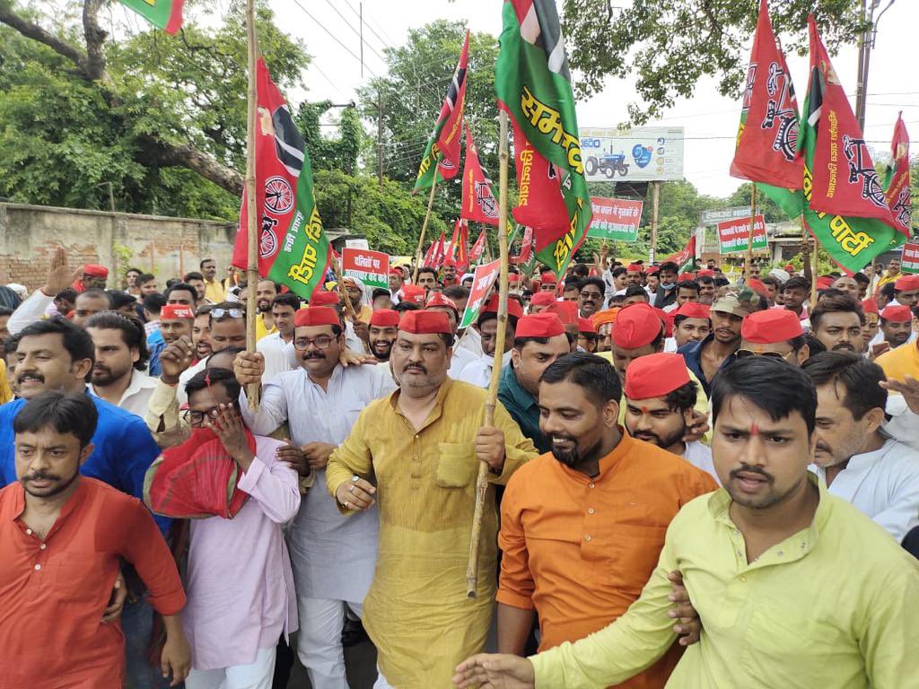 yadavakhilesh's tweet photo. आज प्रदेश भर में नाकाम भाजपा सरकार की जनादेश की ‘चुनावी-चोरी’, चंदा-चोरी, कोरोना-बदइंतज़ामी, किसान व नारी-उत्पीड़न, बेक़ाबू महँगाई, रिकार्ड बेरोज़गारी, ठप्प काम-धंधे के ख़िलाफ़ किए गए सपा के प्रदर्शन में मिला अभूतपूर्व समर्थन बता रहा है कि 2022 में ‘आ रही है सपा और भाजपा सफ़ा’। https://t.co/S0RRAbmvDE