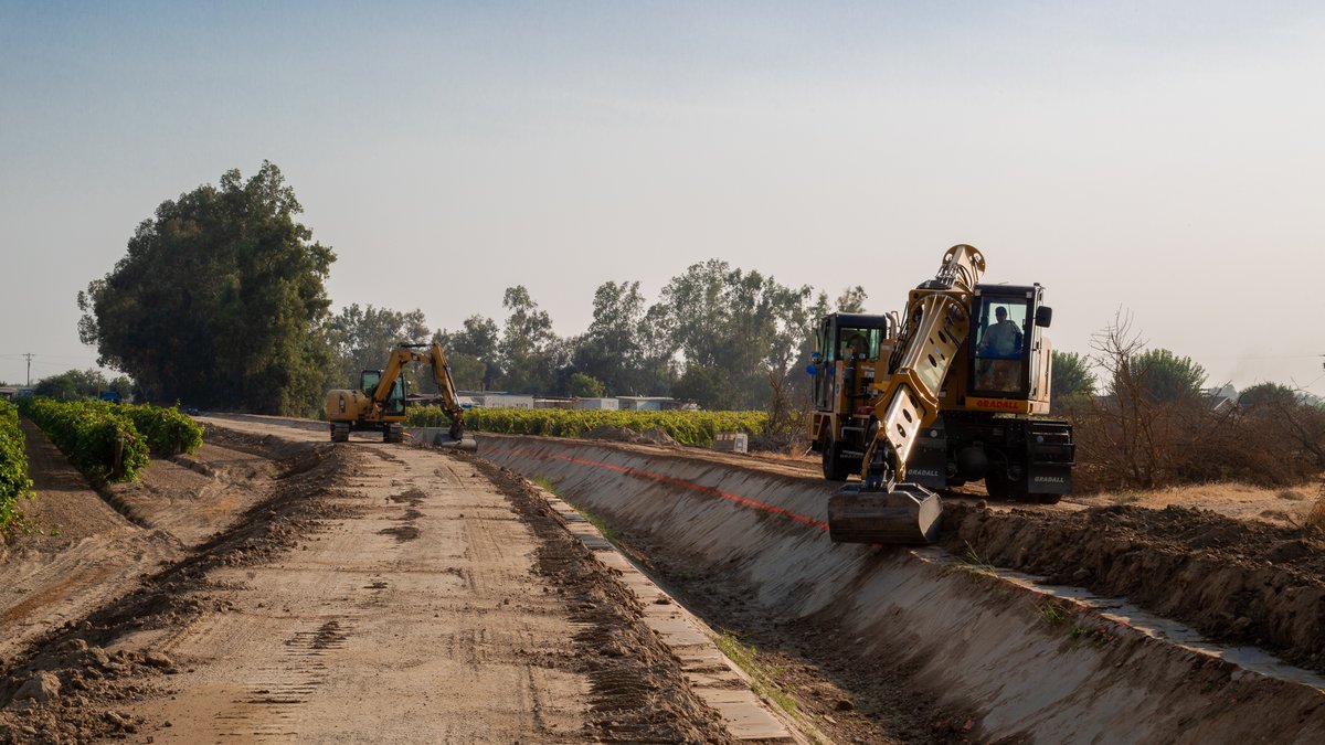 Fresnofid's tweet photo. Critically dry conditions led to one of the shortest water seasons on record for FID's growers. Most FID deliveries ended on 6/30 after a 30 day irrigation season. FID is now gearing up for an extended construction &amp; maintenance season with a variety of projects in the pipeline. https://t.co/Ptgh1Xf01g