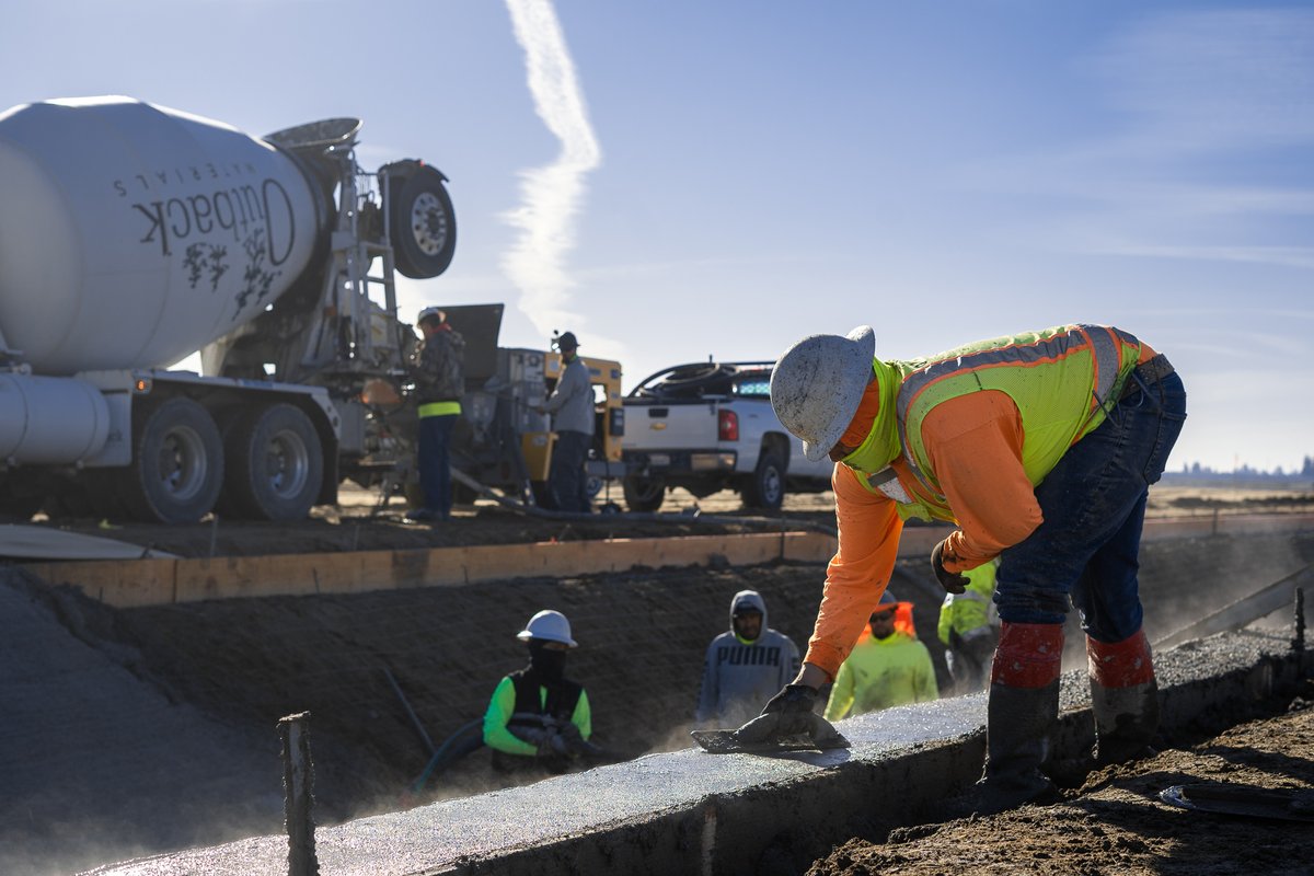 Fresnofid's tweet photo. Critically dry conditions led to one of the shortest water seasons on record for FID's growers. Most FID deliveries ended on 6/30 after a 30 day irrigation season. FID is now gearing up for an extended construction &amp; maintenance season with a variety of projects in the pipeline. https://t.co/Ptgh1Xf01g