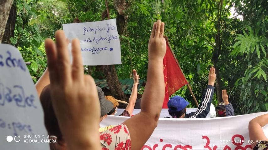 Myanmar_Now_Eng's tweet photo. Women protesters in Yebyu Township, Dawei, Tanintharyi, also demonstrated against Myanmar's junta this evening (Jul 15). 

Photos: CJ

#WhatsHappeninglnMyanmar https://t.co/UsR4BnrhFA