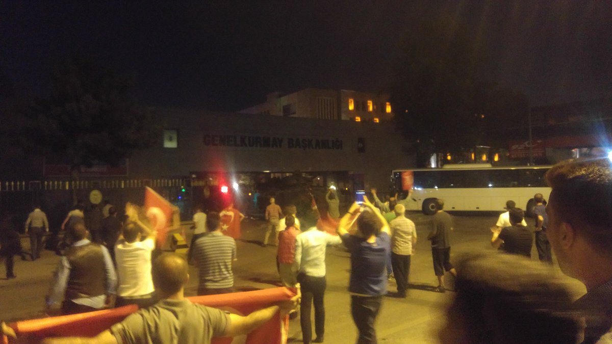 turgutk's tweet photo. #15Temmuz, Ankara Genelkurmay'ın önünde https://t.co/nibJP0YADB