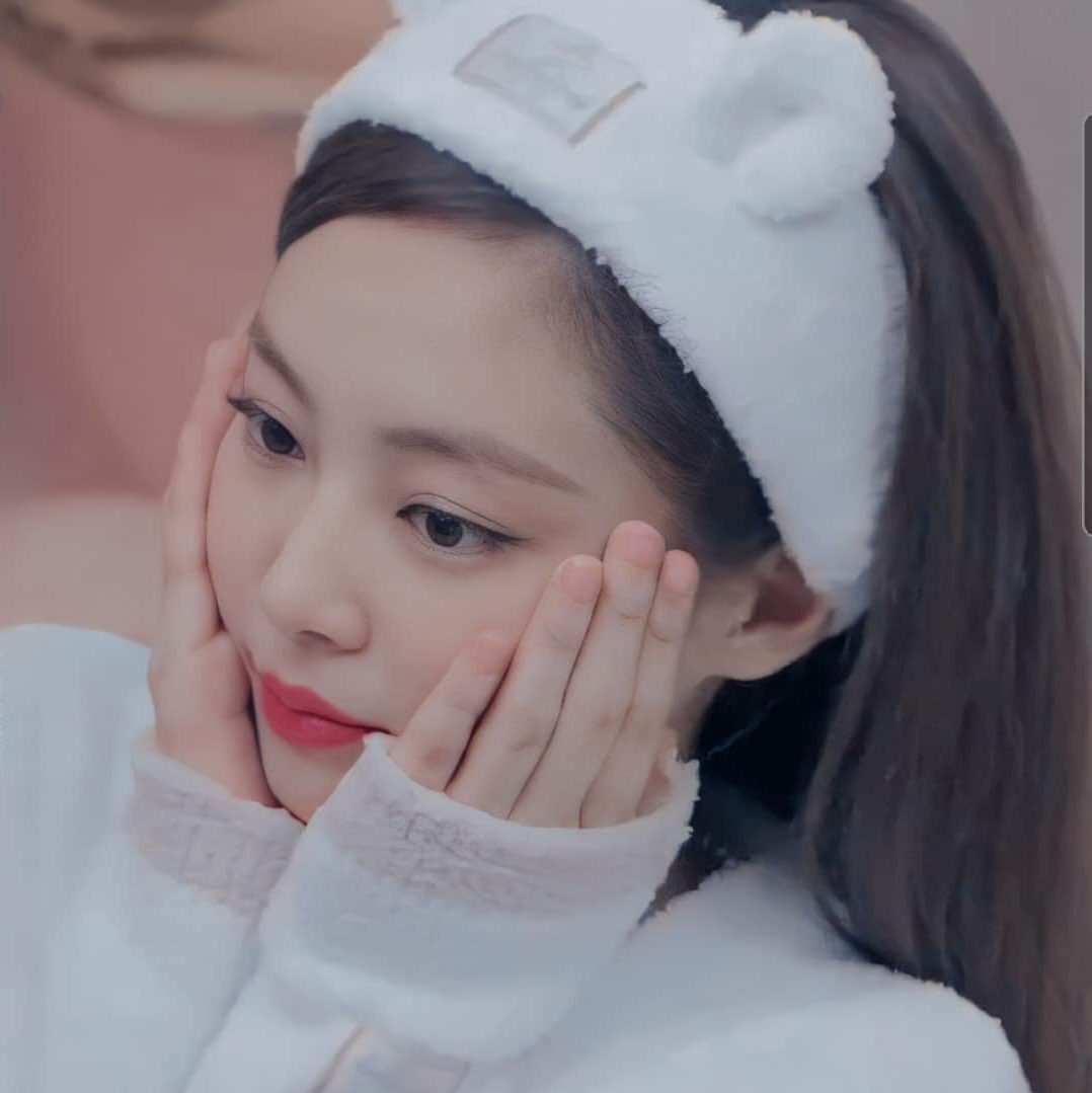 aVoCaDoOoooe's tweet photo. You don't need to love her, but please respect her as a human!We love you Jennie

Apologize to Jennie 
#แล้วเมื่อไหร่จะขอโทษเจนนี่ https://t.co/fLCLsJKh9K