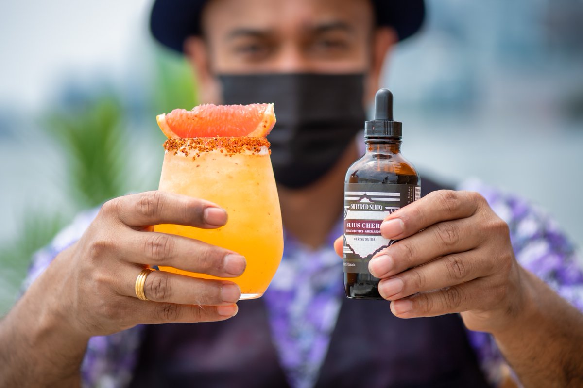CSVS_QC's tweet image. Créez le cocktail parfait pour l&apos;été avec @Bittered_Sling, grace à Nishan Chandra.
Les amers Cerise Suius ont des saveurs parfaits pour les cocktails agrumes. 🍊🍒 Soyez créatif et essayez-le! Bittered Sling est disponible au Quebec chez certains fournisseurs.