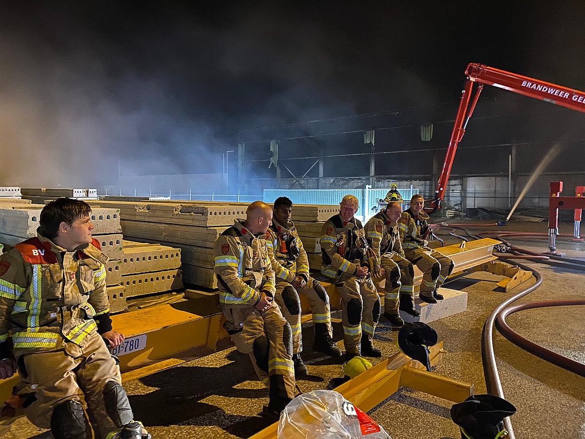 Afgelopen dinsdag gingen onze pagers voor de herbezetting naar aanleiding van de zeer grote brand in Huissen waarbij o.a Arnhem noord en zuid ingezet was. 

- 1x TS bezetting noord ✅
- 1x TS bezetting zuid ✅
- 2x arbeidshygiene ✅
- 2 TS tbv aflossing ✅