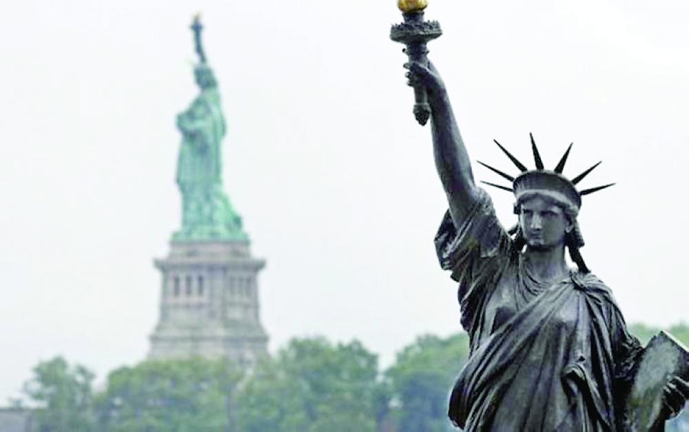 تدشين نموذج مصغّر من تمثال الحرية في أمريكا جريدة عمان