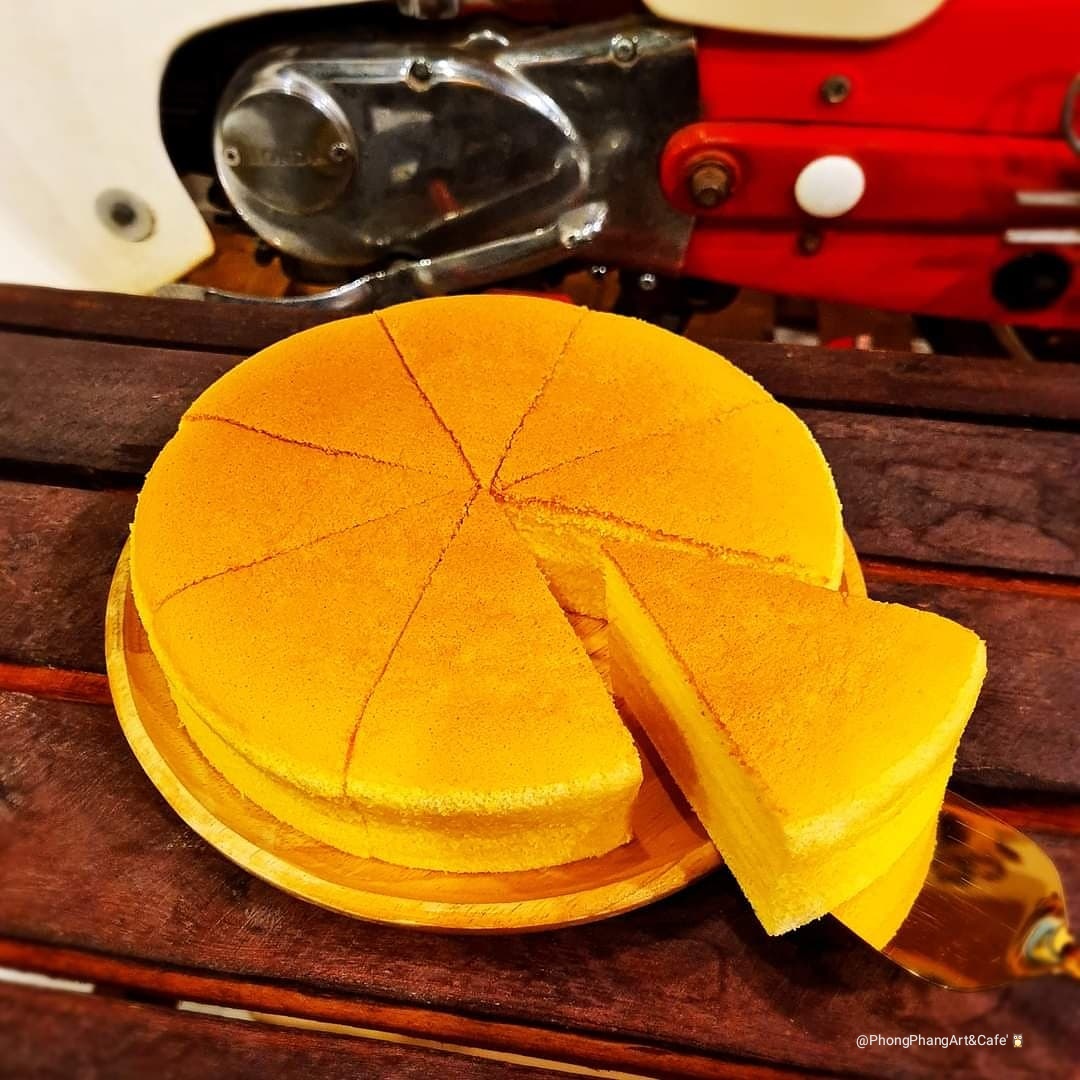 bb_bboo_'s tweet photo. "เค้กไข่ไต้หวัน" (Taiwanese Castella Cake) 🐣
พร้อมเสิร์ฟในราคาเพียงชิ้นละ 40 ฿
เนื้อนุ่มละลาย รสชาติหวานหอม กลมกล่อม
>>เพิ่มความอร่อยทานคู่กับวิปครีมสด+ไอซิ่ง 🐄 +10 ฿
#เค้กไข่ไต้หวัน #เค้กไข่โคราช
#เค้กไข่ #CastellaCake 😊
#TaiwaneseCastellaCake #ม33
#คนละครึ่ง #คนละครึ่งโคราช https://t.co/4E0LEkyUJy