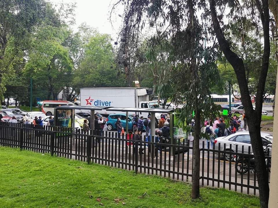 CIUDAD_SATELITE's tweet photo. Pacientes bloquean Periférico, frente a la Clínica 58 de #Tlalnepantla, a la altura de Valle Dorado en dirección sur. La protesta es para demandar el servicio de hemodiálisis. Tomen precauciones. https://t.co/5eHNwRYIhA