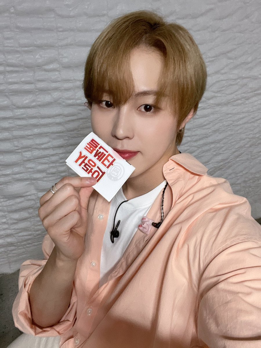 HSW_officialtwt's tweet photo. [☁]
⠀
아기 꿀벌 구르미의 굿나잇 메시지 💌
잘자요 하늘 💜💙💛
⠀
#하성운
#HASUNGWOON https://t.co/L161MgTOj0