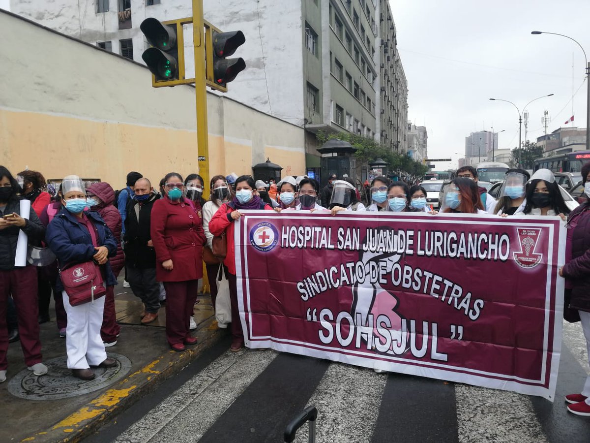 CROIII_LC's tweet photo. #Ahora Plantón nacional en el @congresoperu rechazo al intento por vulnerar nuestros derechos y los de millones de mujeres del Perú. A la obstetricia se le respeta. https://t.co/KG1uSAWBuQ
