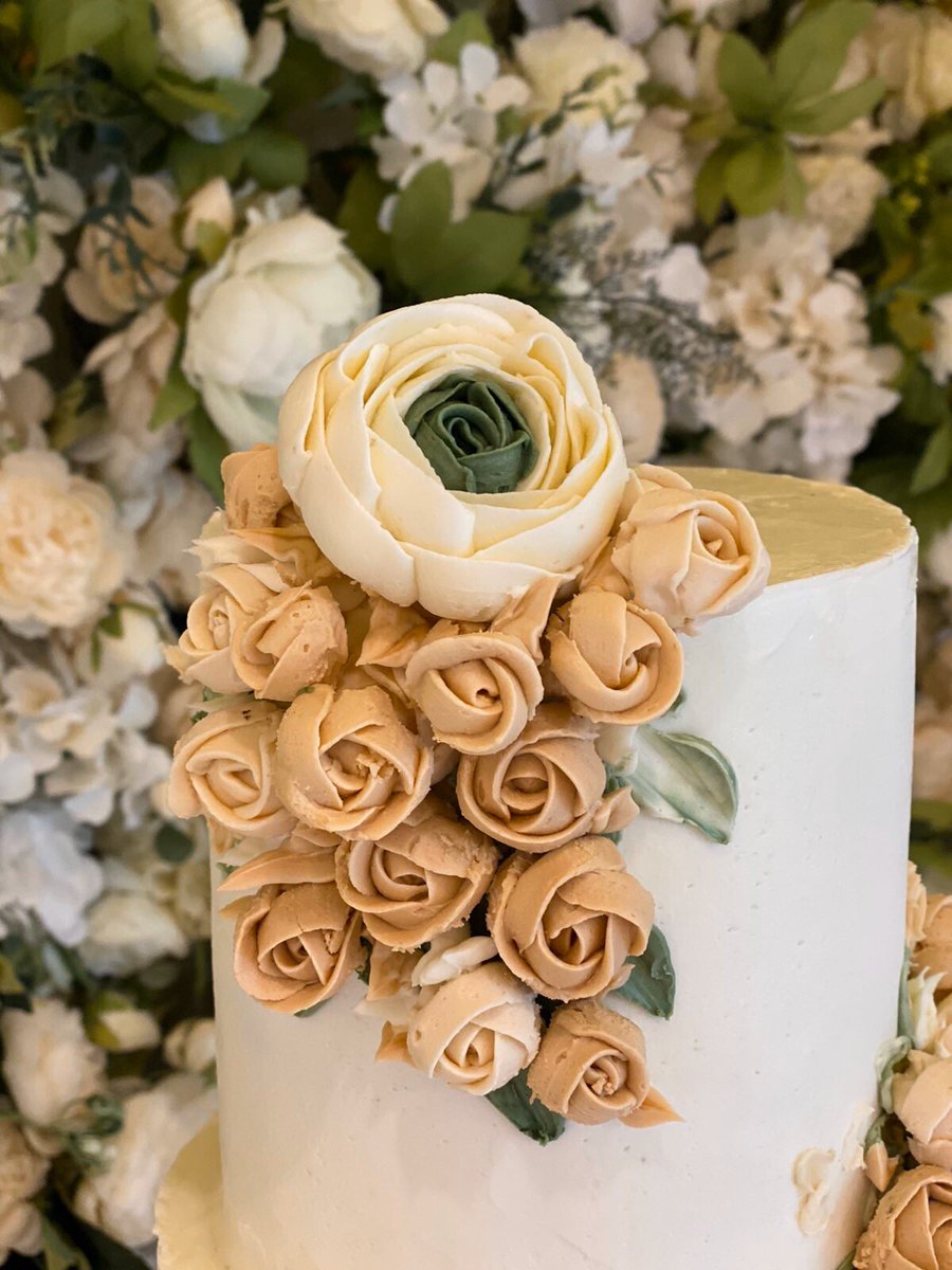 Buttercream floral wedding cake 
#buttercreamcake #buttercakes #maldives #maldivesweddings #cakelovers #weddinginmaldives