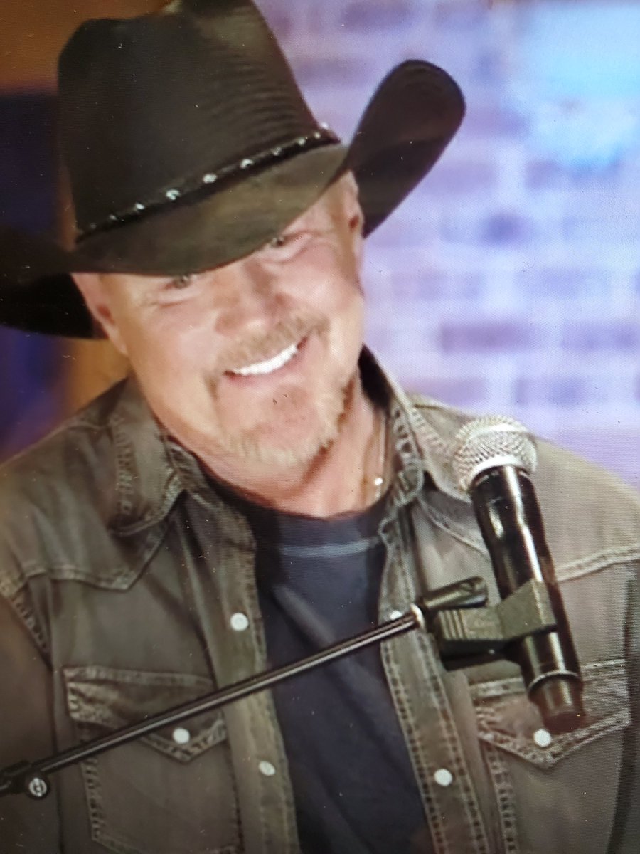 bonespower's tweet photo. When @KIIM995 plays @TraceAdkins life is extra special!! #everylight https://t.co/Cp3LrpydBM