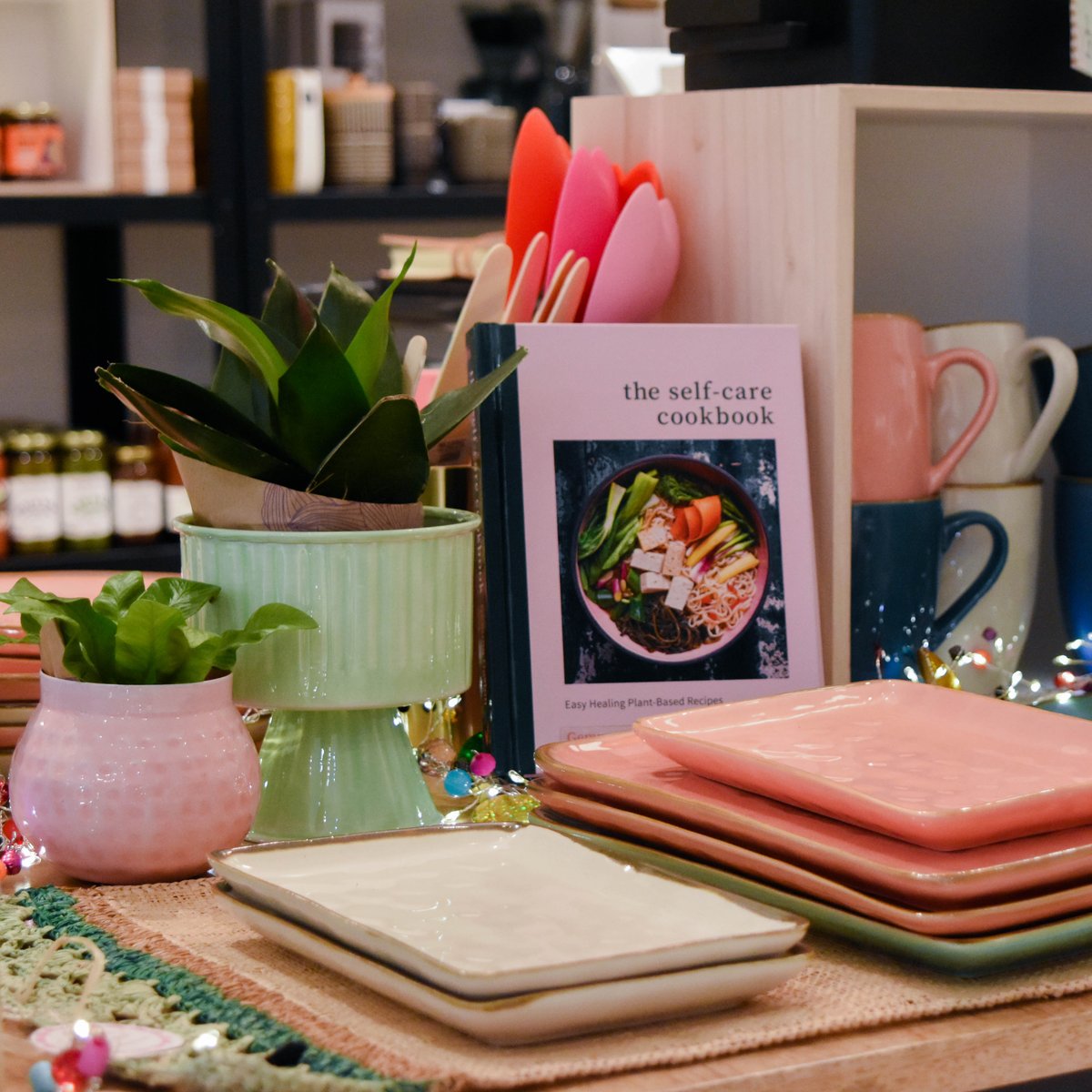 Fig1Lifestyle's tweet image. On Thursdays we shop pink! Who else is a pink lover? This Self Care Cookbook is a favourite of ours, filled with nutritious and filling plant-based dinners to improve your health.

#Fig1lifestyle #Bristolindependent #Selfcarecooking #tableinspiration #Thursdaythoughts