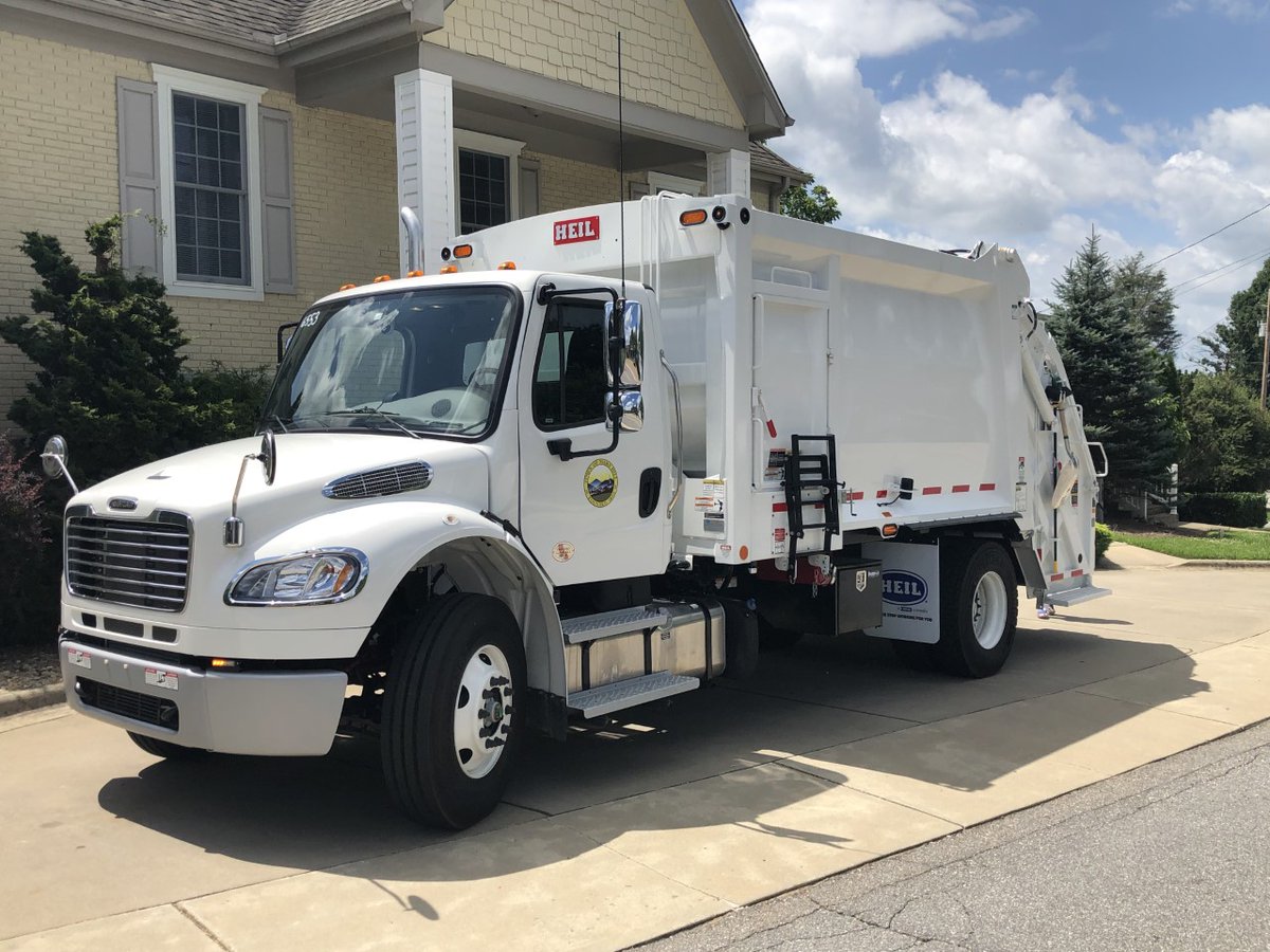MarsHill_NC's tweet photo. The Town of Mars Hill placed a new trash truck in service today to serve the town’s sanitation and recycling needs. This 2022 Freightliner truck replaces our previous vehicle which had been in service for 16 years and was well beyond its useful service life. https://t.co/2jh2TEBuro