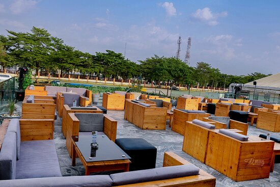 experiencing9ja's tweet photo. Strategically located at 80, Aminu Kano Crescent, Wuse 2, Abuja, Hustle and Bustle is a multibillion naira club and restaurant which offers fine dining &amp; the best of entertainment 24/7.

Hutsle and Butsle is co-owned and chaired by top Nigerian socialite Obi Cubana. https://t.co/GKAPPY29da