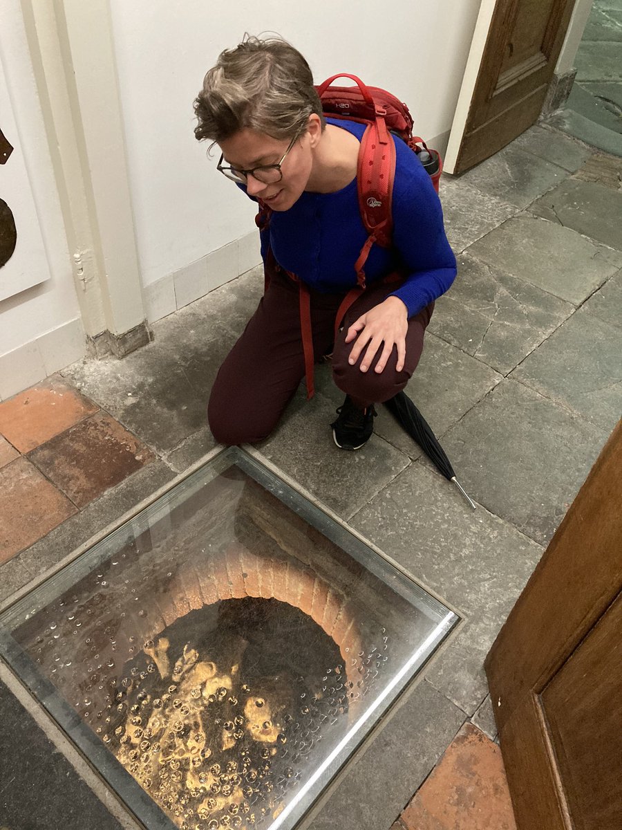 Deschrijfkamer's tweet photo. Maar het allerbeste was toch de knekelkelder in de Oude kerk; zowel in fantasy van @Kim_t_Tee als in mijn historische fictie kan die een mooie plek vinden. #inspiratie #schrijversuitje https://t.co/iOL6xK1uV4