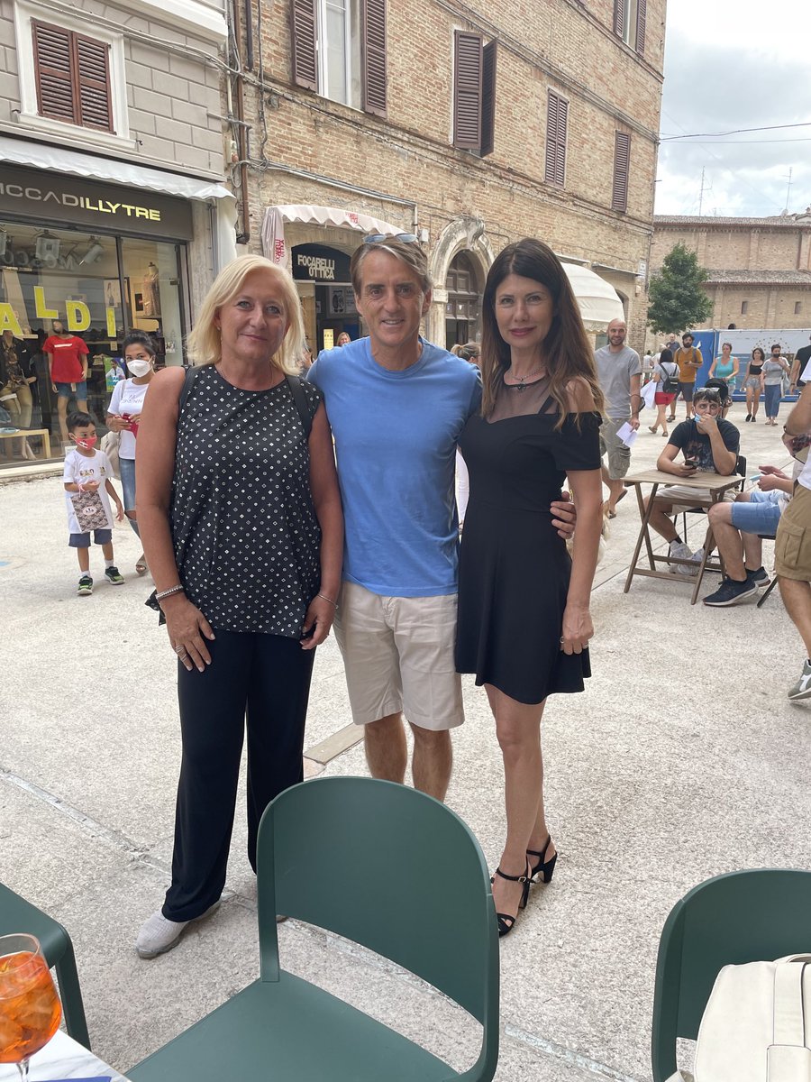 SMessaggio's tweet photo. Con Roberto Mancini e Roberta Fileni. Un’Italia che sa farsi sentire epigeneticamente . Cibo sano e biologico. Atleti sani e rapporti di squadra. Insieme per rinascere 👍💪😘☘️🐣💛💚💙 https://t.co/yrf7ZeusAu