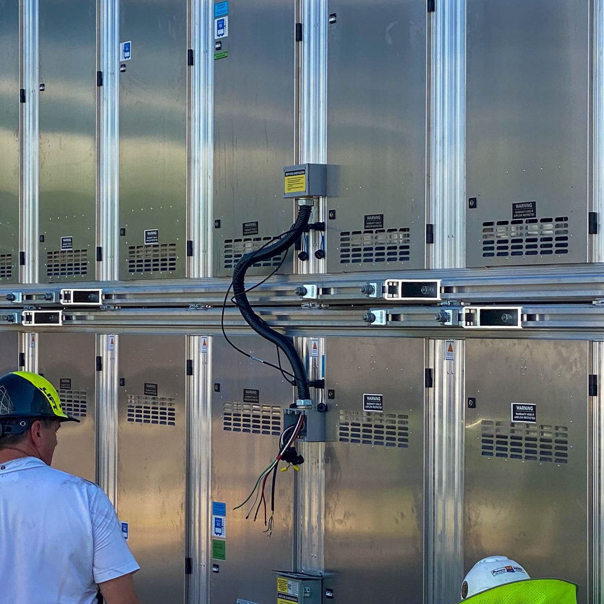 mediaresources's tweet photo. You can find our #digitalboards all across North America! We send our products AND services globally, offering you one-stop signage solutions anytime & anywhere.
This #VISIONiQ digital board is located in Phoenix, Arizona!
#MRIDigital #InstallMRI #Installation https://t.co/RGKM1NqNZ4