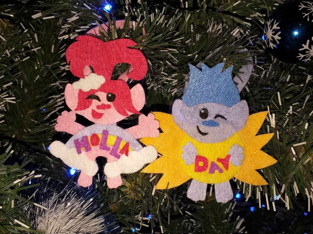 _VeronikaArt_'s tweet photo. More crafts💖

Since the crafts category appeared in Artfol, I decided to post there some of my favorite things I made. So I decided to repost them here as well💕

#trolls #trollsworldtour #trollsholiday #grinch #olaf #craft #handmade #felt #feltwork #scrapbooking #christmassocks https://t.co/p9KHo8SIGF