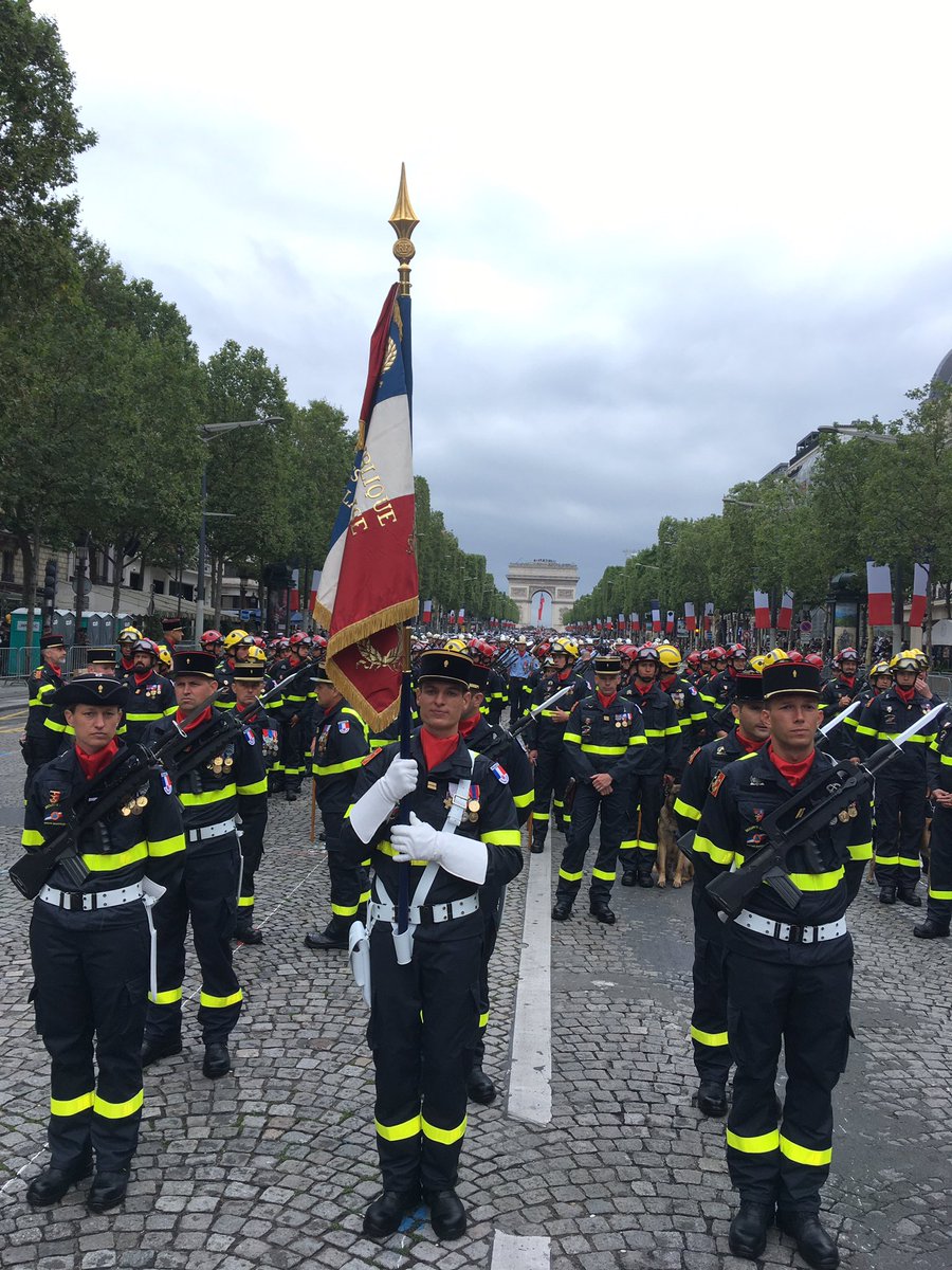 StanRql's tweet image. Magnifique aventure partagée avec les #sapeurssauveteurs pour un défilé du 14 juillet inoubliable ! On pense à tous nos camarades engagés dans la lutte contre les feux de forêt et Belgique face aux inondations #uiisc1, #uiisc5, #uiisc7