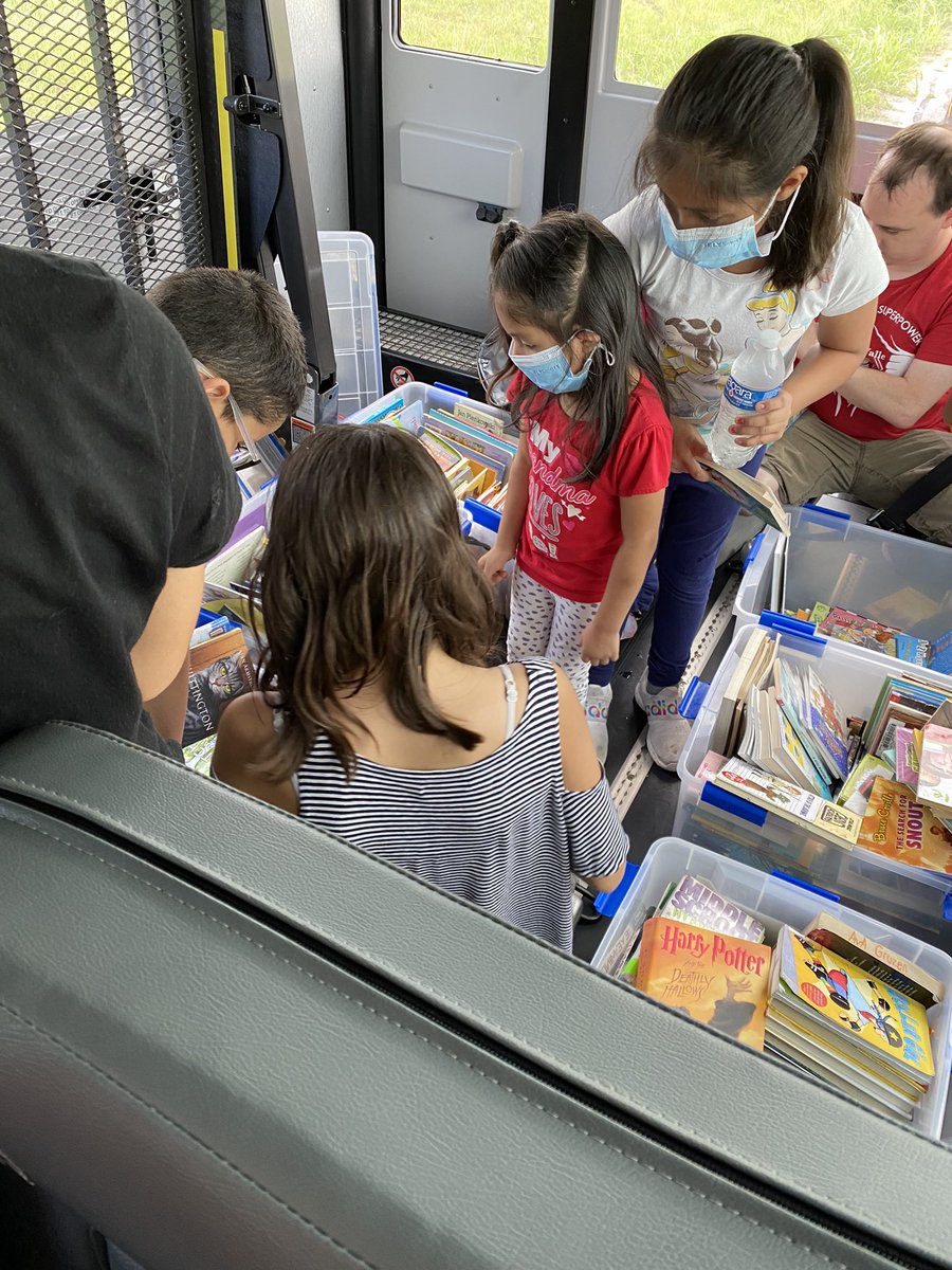 Dvisd_SpecialEd's tweet photo. Love seeing little faces excited for books on the Del Valle Book Bus! #DVProud @DelValleISD https://t.co/iL7uz855St
