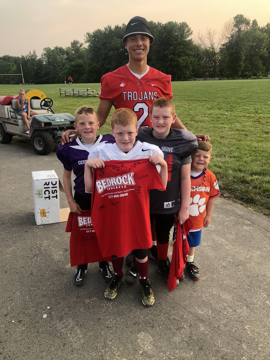 JoshClancy31's tweet image. Shout out to @CadenCurry14 and @Tayvenjacksonn2 for taking the time to get a picture with my two boys!  Have a great senior year!  Always stay humble and hungry!  Good luck at Tennessee and that school just 30 minutes of CG 🙏!