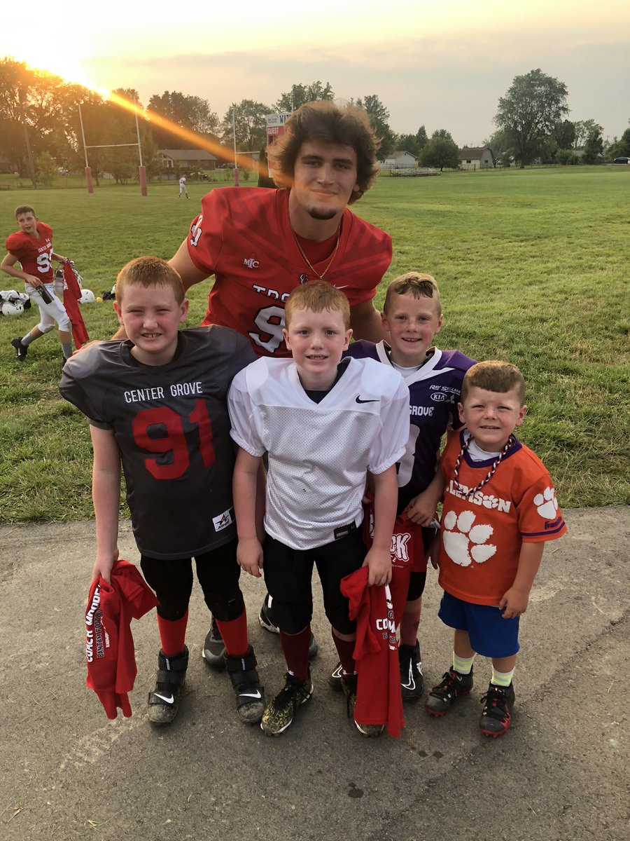 JoshClancy31's tweet image. Shout out to @CadenCurry14 and @Tayvenjacksonn2 for taking the time to get a picture with my two boys!  Have a great senior year!  Always stay humble and hungry!  Good luck at Tennessee and that school just 30 minutes of CG 🙏!