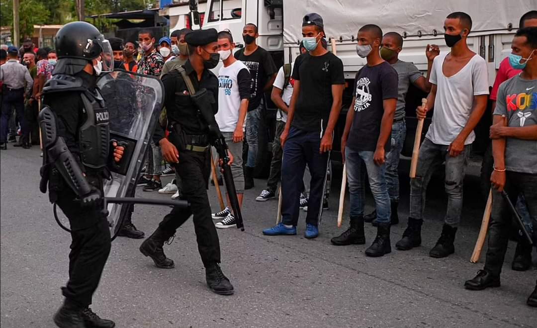 AntiProgreWorld's tweet photo. INDIGNANTE VER COMO LA TIRANÍA CUBANA DESPLIEGA SU ARSENAL REPRESIVO PARA TRATAR DE FRENAR LA GESTA LIBERTARIA DEL PUEBLO RESTEADO A ACABAR CON EL COMUNISMO GENOCIDA

DESPLEGAR MERCENARIOS ASESINOS VESTIDOS DE CIVILES TRASLADADOS EN GUAGUAS PARA REPRIMIR CON PALOS ES INACEPTABLE https://t.co/txzQ5OtKP9