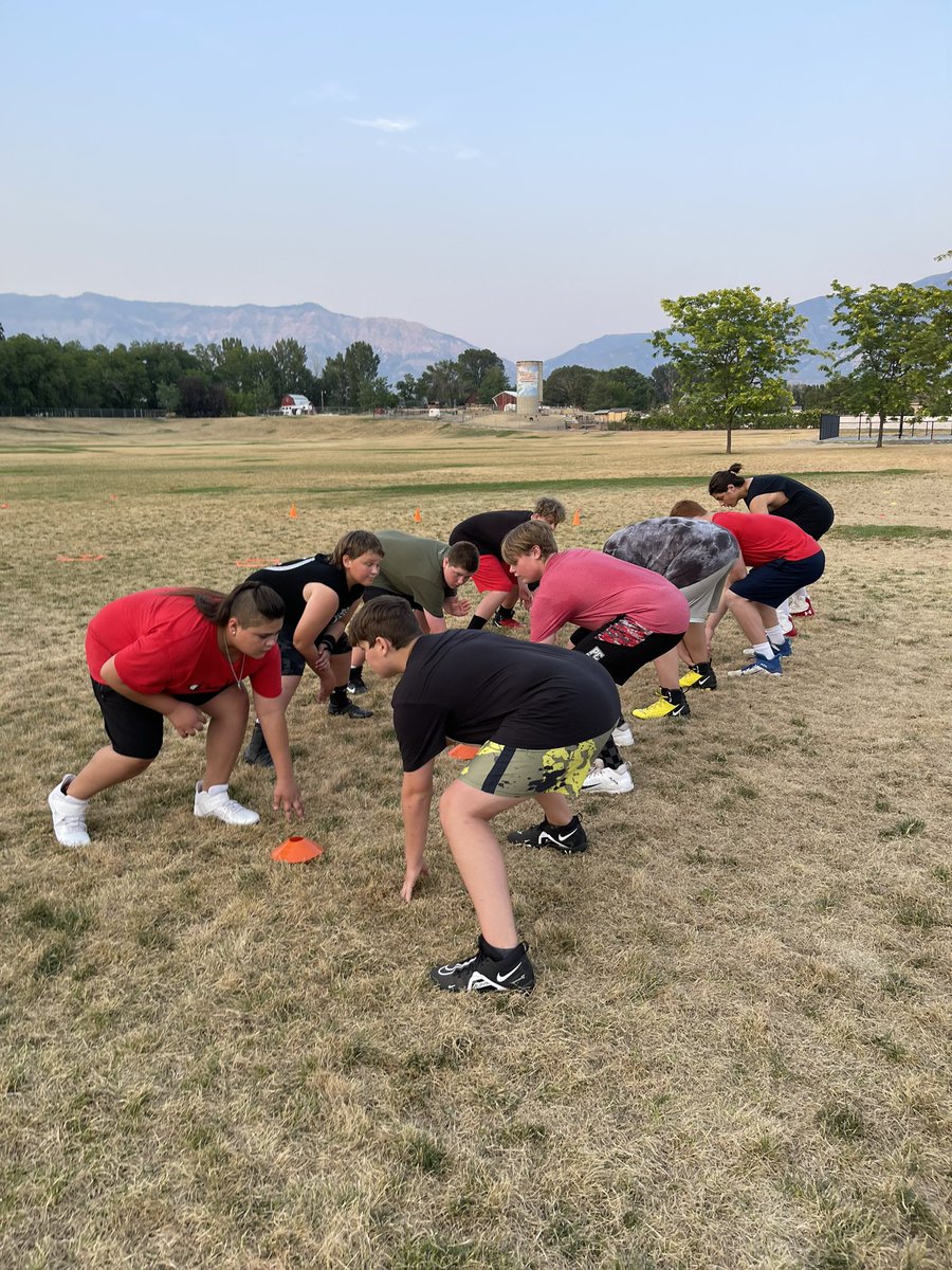OFFA_Academy's tweet photo. The Linemen of the North #OFFA #BeastLine #TipTopAthlete #TipTopTykes #TrenchTownUSA #LinemenHQ https://t.co/2sPU2b7ITt