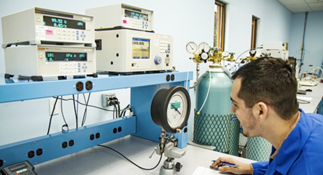 Esscolab's tweet photo. What kind of #pressure are you under? From #analog pressure gages to high-end #pressuretransduces, #digitalpressure standards, and #deadweight testers, we have you covered. https://t.co/CkNt2ftfpt https://t.co/eadF3ZzCzl